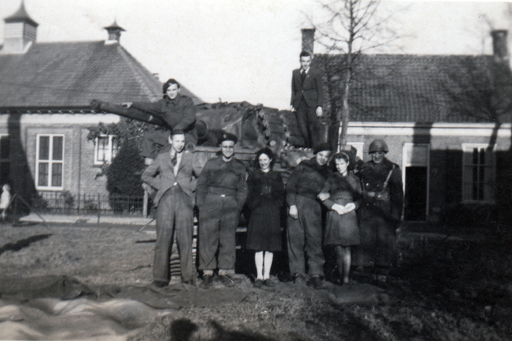 Poolse tank in een ruimte waar nog geen huis staat, achter links het Patronaat en rechts het huis van Martens.